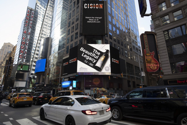 뉴욕 타임스 스퀘어 로이터 통신 옥외 광고판에 걸린 모다모다의 한글날 기념 광고