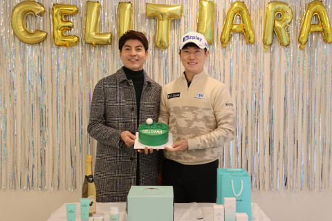 왼쪽부터 손정완 셀티아라 대표와 김태훈 선수가 셀티아라 기념 케이크와 기념 촬영을 하고 있다