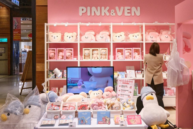 올해 1월 대만의 대표 프렌차이즈 서점인 ‘성품서점’에서 진행된 ‘핑크와벤(PINK&amp;VEN)’ 공식 팝업스토어의 모습