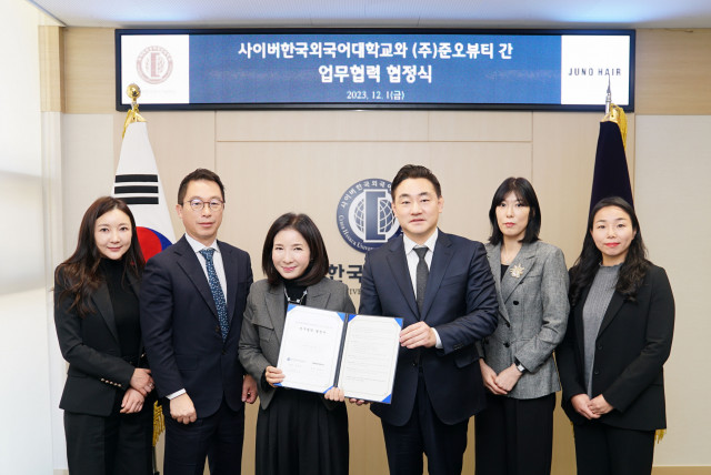 왼쪽부터 준오헤어 김기정 상무, 김영대 전무, 강윤선 대표이사, 사이버한국외대 장지호 총장, 최서연 기획처장, 이선희 입학처장