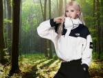 ‘여성용 베이든 크롭 재킷’을 착용한 노스페이스 홍보대사 전소미