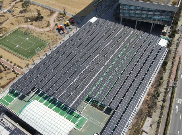 HD현대인프라코어 인천공장 주차장에 설치한 태양광 발전소 모습