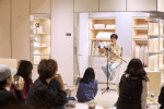 슬로우베드 플래그십 스토어 논현에서 루시드폴이 ‘Being-with’ 굿나잇 음감회를 진행하고 있다