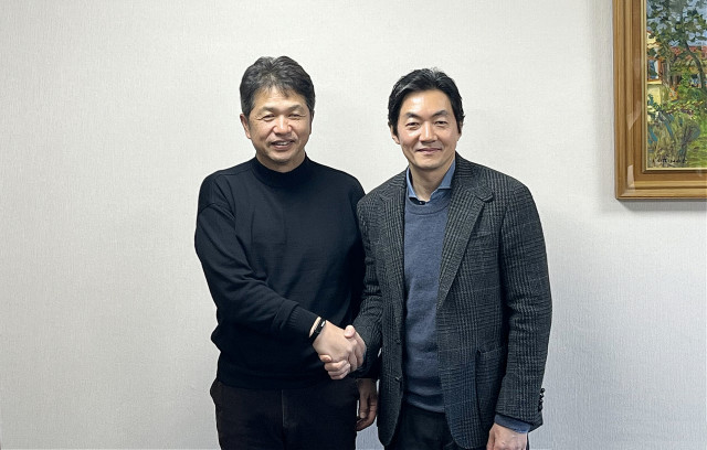지난 2월 22일부터 3일간의 일정으로 이바라키현을 방문해 오이가와 카즈히코 이바라키현 지사(왼쪽)와 환담한 에어로케이항공 강병호 대표이사(오른쪽)