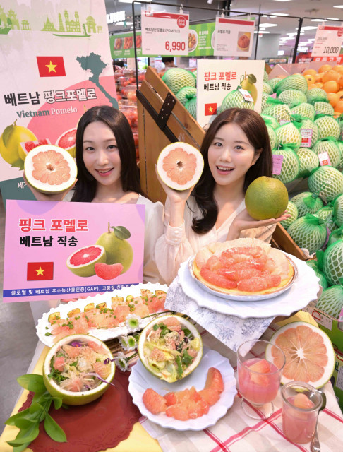 10일 롯데마트 잠실점에서 모델들이 건강 과일로 관심을 받고 있는 베트남 포멜로를 활용한 다양한 요리를 선보이고 있다. 포멜로는 대표적인 저칼로리·저당 과일로, 비타민 C와 칼륨, 식이섬유가 풍부해 봄철에 잘 어울린다