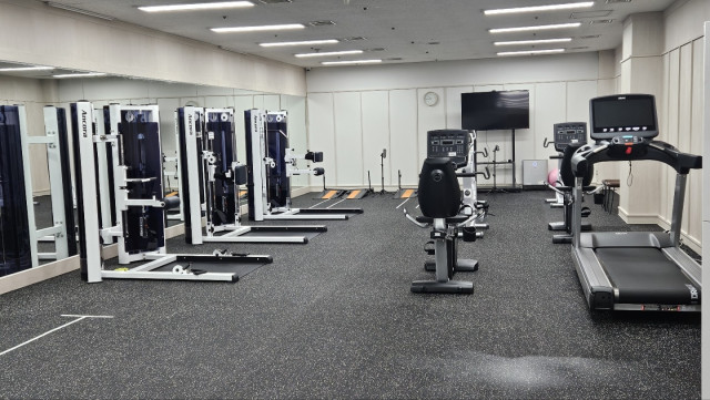 장애인 트레이닝존은 장애인 유·무산소 신체활동을 할 수 있도록 구성했으며, 특히 척수 장애 휠체어 사용자 분을 위한 유산소 트레이닝 기구인 WHEEL-X와 근력 트레이닝기구인 RX-Serise 기구를 보유하고 있다
