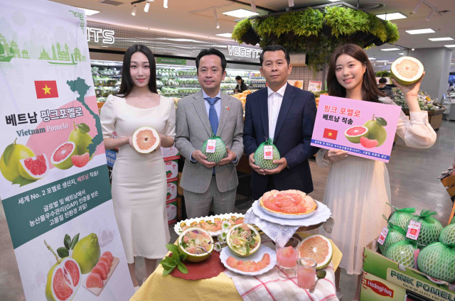 10일 롯데마트 잠실점에서 호앙팟 청과회사 느엥 칵 휘(Nguyen Khac Huy) 사장(왼쪽 세번째) 및 주한베트남대사관 팡 칵 뚜엔(Pham Khac Tuyen) 상무관(왼쪽 두번째)과 모델들이 베트남 포멜로로 만든 다채로운 봄 느낌 요리를 선보이고 있다. 소비자들의 관심을 받고 있는 베트남 포멜로는 친환경 인증으로 깐깐하게 생산된 고품질 과일이며, 칼로리가 낮고 단맛과 신맛의 균형이 좋은 ‘건강 과일’로 봄철에 더욱 잘 어울린다