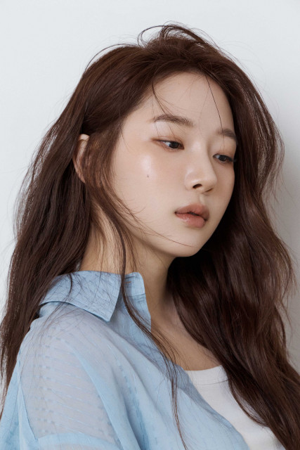 아윤채 25년 S/S 시즌 룩 ‘쉬머 골드’