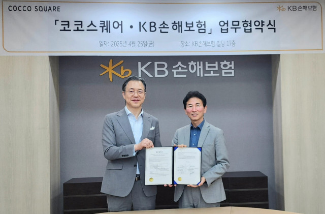 왼쪽부터 코코스퀘어 하성동 대표와 KB손해보험 이용무 디지털사업부문장이 펫보험 상품 및 서비스 연계를 위한 전략적 업무협약을 체결한 후 기념 촬영을 하고 있다