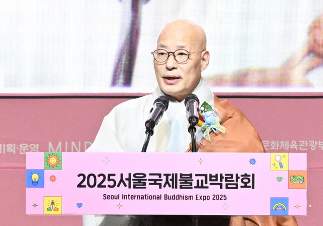 2025서울국제불교박람회 개막식에서 대한불교조계종 총무원장 진우 스님이 대회사를 하고 있다