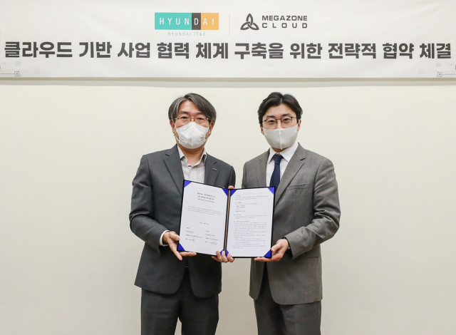 왼쪽부터 김성일 현대IT&amp;E 대표와 이주완 메가존클라우드 대표가 협약을 체결하고 기념 촬영을 하고 있다