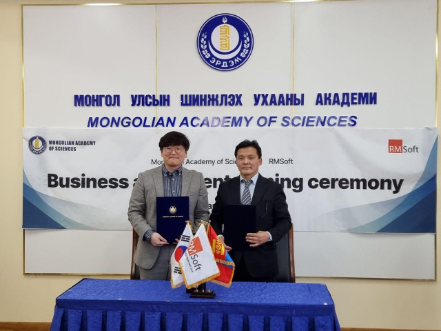 알엠소프트가 몽골 과학 아카데미와 ‘몽골 과학 아카데미의 보존자료 아카이빙 업무 수행’을 위한 전략적 업무협약을 체결했다. 왼쪽이 최광훈 알엠소프트 대표