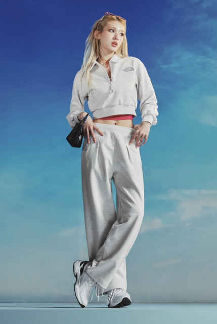 ‘컴피 칼라 스웨트 셔츠’와 ‘컴피 스트레이트 스웨트 팬츠’를 착용한 노스페이스 홍보대사 전소미