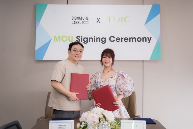 Jimmy Lee (CEO, Signature Label) and Sammi Dao Thuy Dung(Chairman, TDIC / Sammishop) in MOU Signing Ceremony, TDIC HQ, Hanoi, Vietnam
