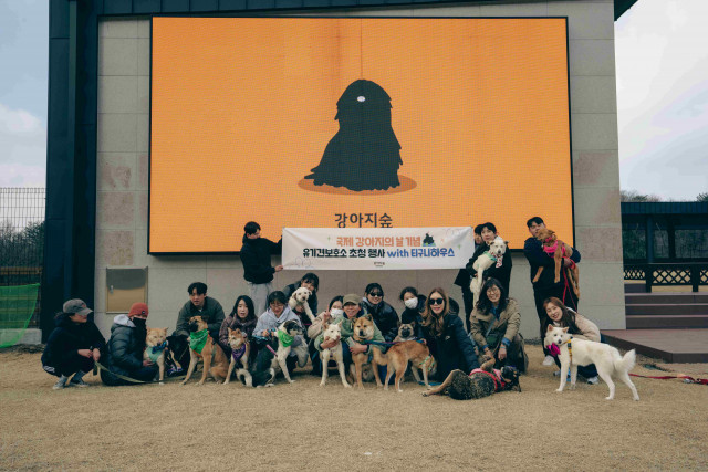 강아지숲이 ‘국제 강아지의 날’을 맞아 지난 20일 보호소 유기견 초청행사를 진행한 가운데 초청된 강아지들과 자원봉사자들이 기념 촬영을 하고 있다