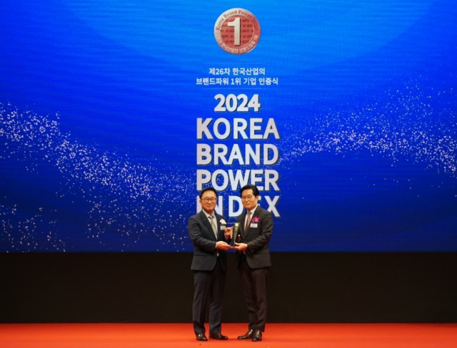 홍명식 이브자리 부사장(오른쪽)이 지난 26일 서울 중구 신라호텔에서 열린 2024 한국산업의 브랜드파워 인증식에서 골든브랜드(10년 연속 이상 1위) 인증패를 받았다