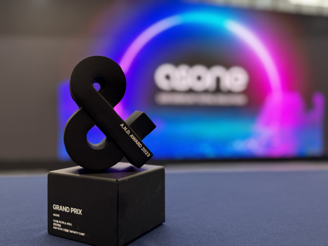 애즈원이 CJ CGV와 함께 ‘2023 앤어워드 (Awards For New Digital Award)’에서 디지털 미디어&amp;서비스 부문, 문화/예술 분야에서 공동 수상한 트로피 모습