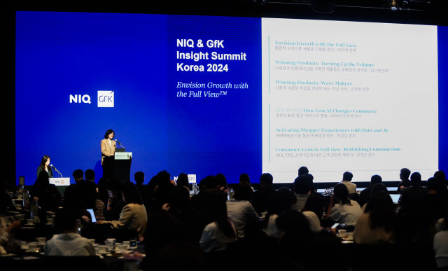 NIQ 코리아 최경희 대표가 주요 고객 300여 명이 참여한 가운데, ‘인사이트 서밋 코리아 2024’ 고객 초청 세미나에서 NIQ와 GfK의 통합 데이터 분석 솔루션을 소개하고 있다