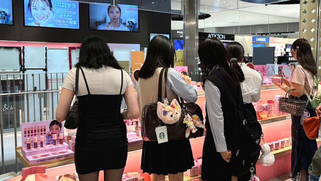 도쿄 앳코스메 본점의 메리몽드 팝업스토어에서 일본 고객들이 메리몽드 제품을 테스트하며 둘러보고 있다